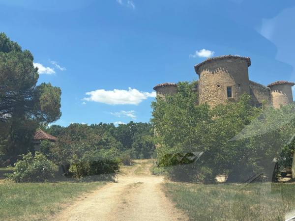 MARCIAC(32): ancienne SEIGNEURIE avec BEAU CHATEAU XIV sur 3,5ha, cachée, au bout du chemin, sans voisin, en campagne, 500m2 habitables, piscine chauffée, découvrez les riches heures des seigneurs