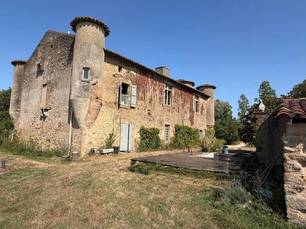 MARCIAC(32): ancienne SEIGNEURIE avec BEAU CHATEAU XIV sur 3,5ha, cachée, au bout du chemin, sans voisin, en campagne, 500m2 habitables, piscine chauffée, découvrez les riches heures des seigneurs