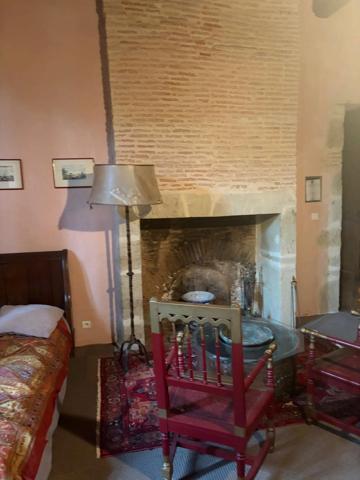 MARCIAC(32): ancienne SEIGNEURIE avec BEAU CHATEAU XIV sur 3,5ha, cachée, au bout du chemin, sans voisin, en campagne, 500m2 habitables, piscine chauffée, découvrez les riches heures des seigneurs