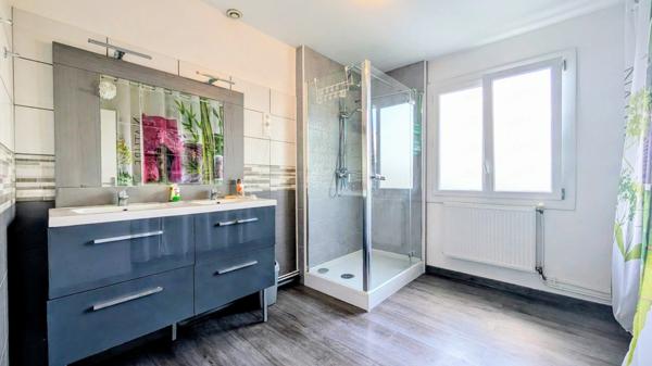 CHÂTEAUBERNARD – MAISON FAMILIALE DE 174 M² – 5 CHAMBRES – TERRAIN 950 M² – VÉRANDA CHAUFFÉE – DPE C