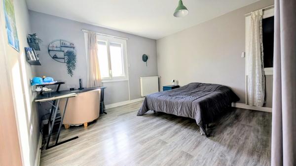 CHÂTEAUBERNARD – MAISON FAMILIALE DE 174 M² – 5 CHAMBRES – TERRAIN 950 M² – VÉRANDA CHAUFFÉE – DPE C