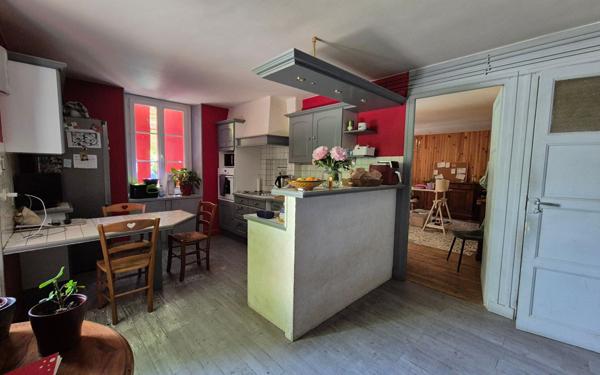 Maison à vendre    8 pièces •  Terrasson-Lavilledieu