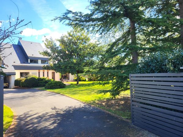 PROPRIETE AVEC PARC ARBORE, PISCINE, GARAGE AU CŒUR DE GUÉCELARD