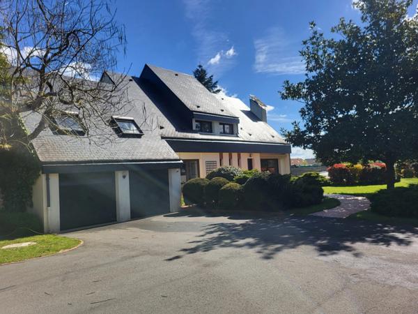 PROPRIETE AVEC PARC ARBORE, PISCINE, GARAGE AU CŒUR DE GUÉCELARD