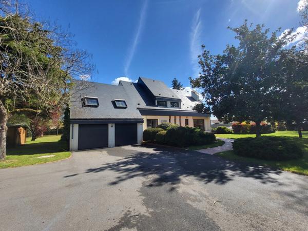 PROPRIETE AVEC PARC ARBORE, PISCINE, GARAGE AU CŒUR DE GUÉCELARD