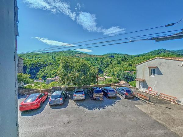 Appartement à rénover avec garage et terrasse