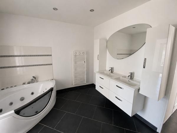 Maison
         5 pièces
        - 107 m² 164 000 € *