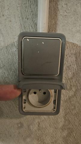 Garage box fermé avec élec. Martigues Jonquières 13 m2 dans résidence moderne sécurisée