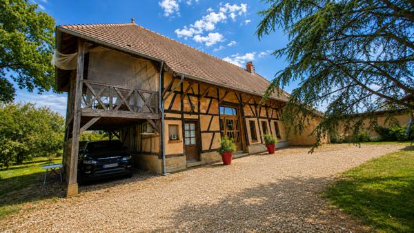Saint-Bonnet-en-Bresse- Ancienne diligence 240m² - 1,5 Hectares + dépendances