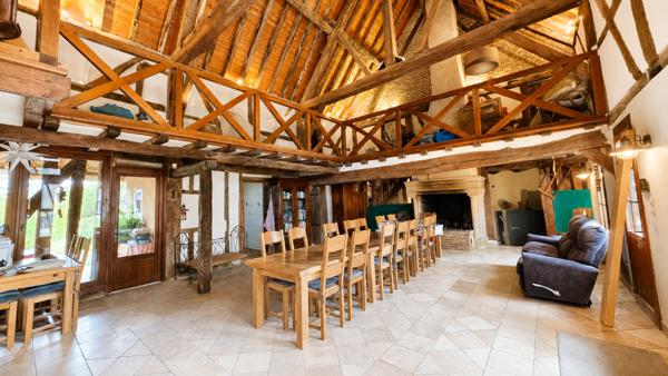 Saint-Bonnet-en-Bresse- Ancienne diligence 240m² - 1,5 Hectares + dépendances