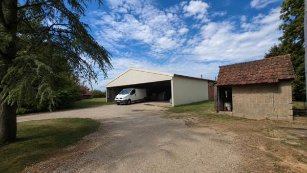 Saint-Bonnet-en-Bresse- Ancienne diligence 240m² - 1,5 Hectares + dépendances