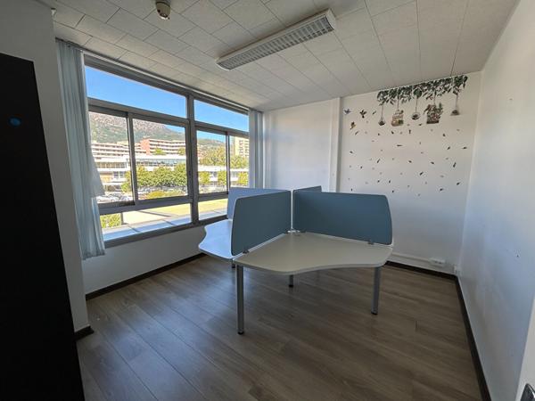 A louer - Local d'activité - Bastia, secteur Montesoru