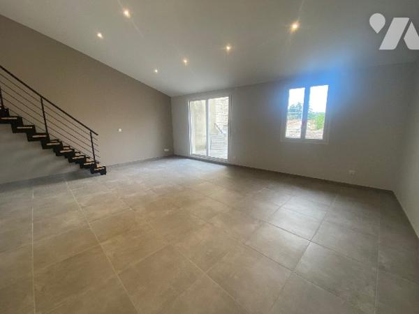 A vendre très bel appartement centre ville Loriol refait à neuf, 3 chambres, balcon, grande terrasse