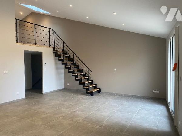 A vendre très bel appartement centre ville Loriol refait à neuf, 3 chambres, balcon, grande terrasse