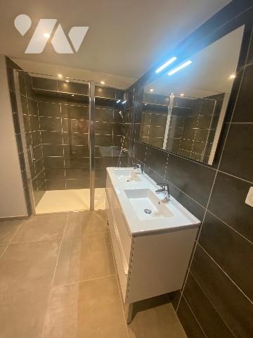 A vendre très bel appartement centre ville Loriol refait à neuf, 3 chambres, balcon, grande terrasse