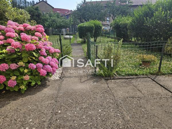 Maison mitoyenne d'un coté,3 chambres,garage...