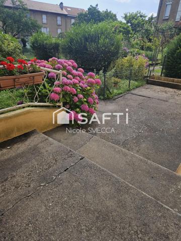 Maison mitoyenne d'un coté,3 chambres,garage...