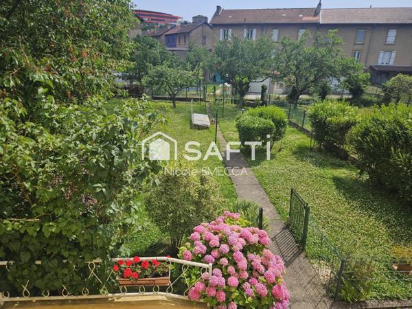 Maison mitoyenne d'un coté,3 chambres,garage...