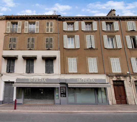 A VENDRE EN EXCLUSIVITE ! Immeuble Vidauban- Emplacement N°1 - Local commercial - 3 appartements T2 - Jardinet