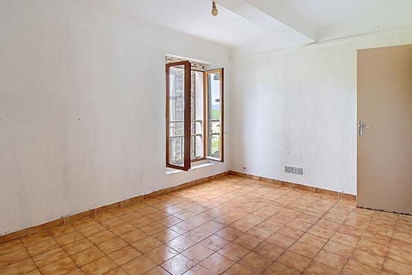 A VENDRE EN EXCLUSIVITE ! Immeuble Vidauban- Emplacement N°1 - Local commercial - 3 appartements T2 - Jardinet