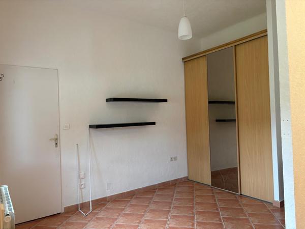 Investissement à fort potentiel - Bâtiment polyvalent de 438 m² + T1