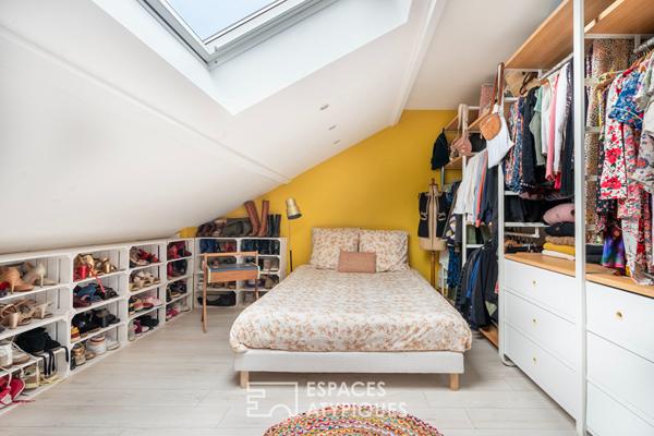 Maison colorée au jardin arboré