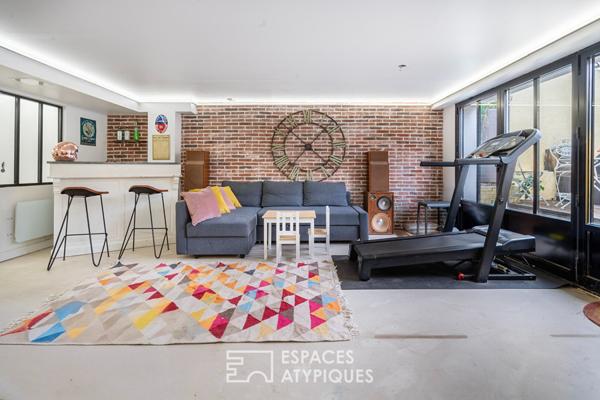 Maison colorée au jardin arboré