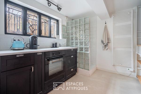 Maison colorée au jardin arboré