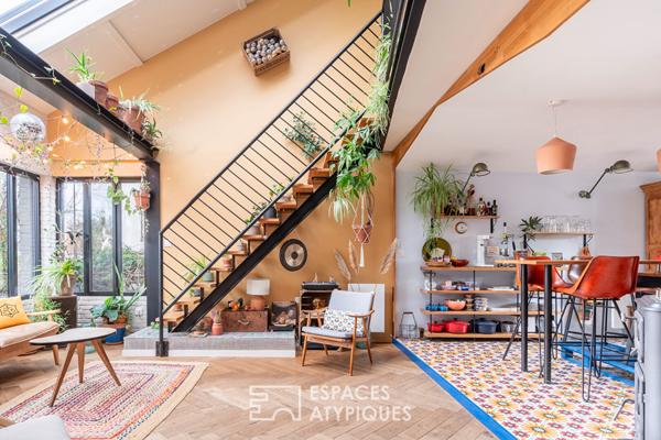 Maison colorée au jardin arboré