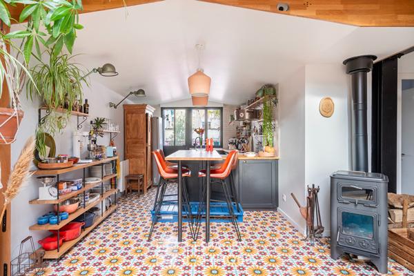 Maison colorée au jardin arboré