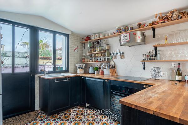 Maison colorée au jardin arboré