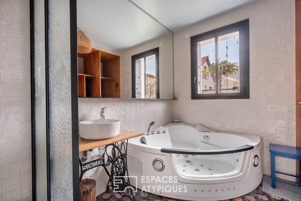 Maison colorée au jardin arboré