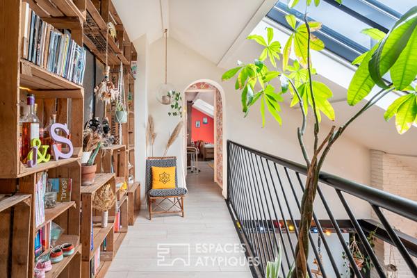 Maison colorée au jardin arboré