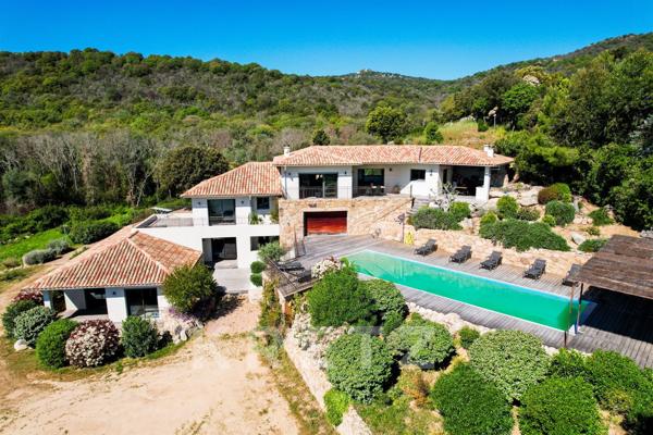 VILLA AVEC PISCINE ET VUE MER SUR SANTA GUILIA AU CALME