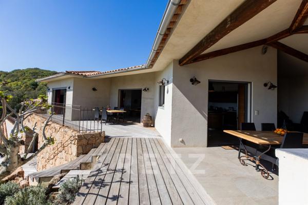VILLA AVEC PISCINE ET VUE MER SUR SANTA GUILIA AU CALME