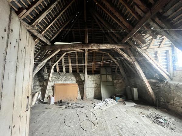 MAISON DE VILLAGE ATYPIQUE AVEC GRAND POTENTIEL