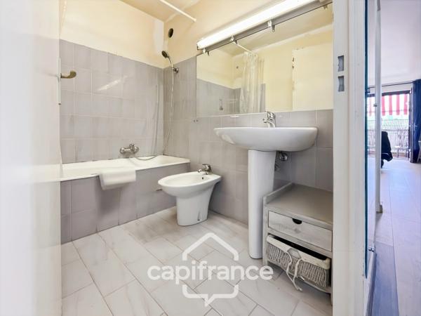 SAINT RAPHAEL opportunité à saisir :appartement meublé de  45 m2  fonctionnel 2ème étage sans ascenseur, place de parking attitrée et cave privative