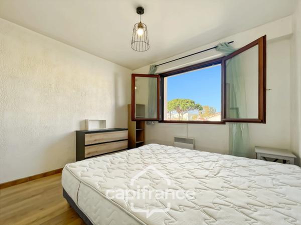 SAINT RAPHAEL opportunité à saisir :appartement meublé de  45 m2  fonctionnel 2ème étage sans ascenseur, place de parking attitrée et cave privative