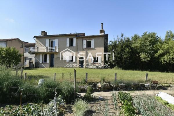 Maison de village rénovée de 108m² avec garage et jardin.