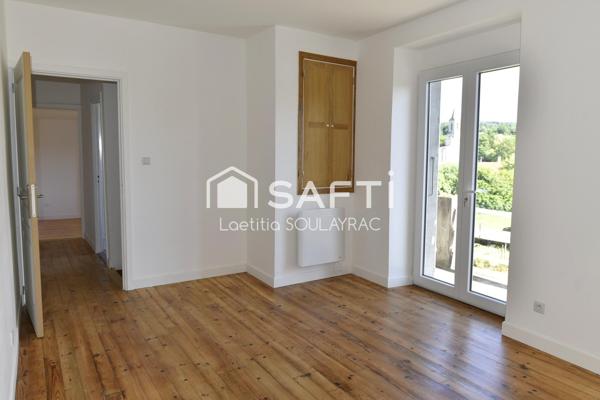 Maison de village rénovée de 108m² avec garage et jardin.