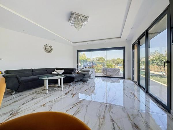 Maison neuve d'architecte à vendre à Aubagne - 4 chambres, piscine et grand terrain !