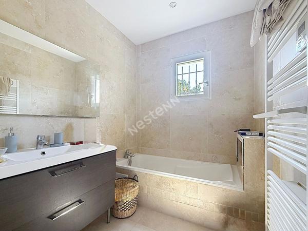 Maison neuve d'architecte à vendre à Aubagne - 4 chambres, piscine et grand terrain !