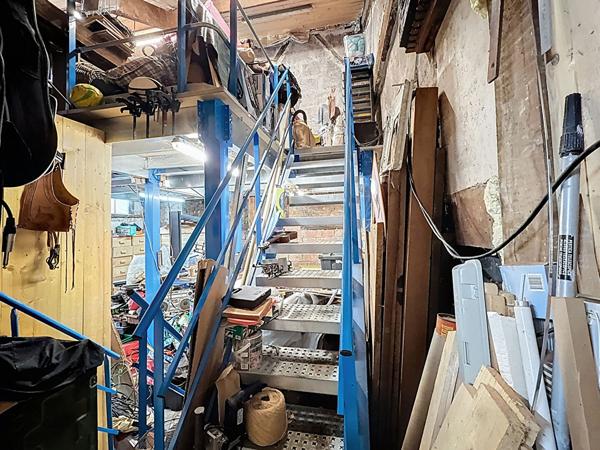 MONTREUIL, QUARTIER SOLIDARITE- CARNOT PROCHE DES CENTRES-VILLES DE MONTREUIL ET DE VINCENNES, BIEN ATYPIQUE AVEC ATELIERS ET APPARTEMENT