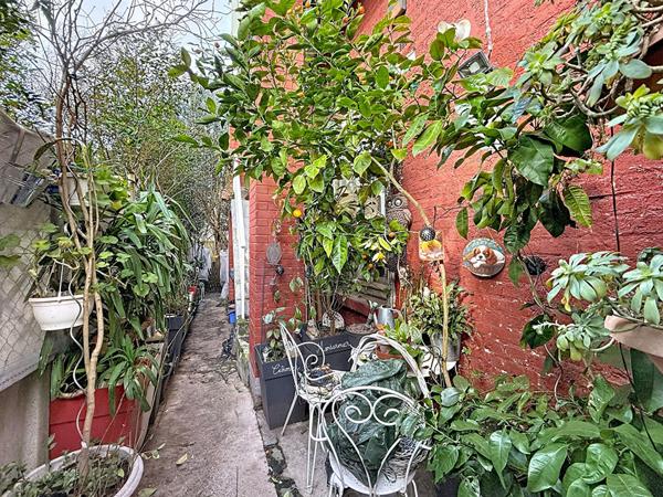 MONTREUIL, QUARTIER SOLIDARITE- CARNOT PROCHE DES CENTRES-VILLES DE MONTREUIL ET DE VINCENNES, BIEN ATYPIQUE AVEC ATELIERS ET APPARTEMENT