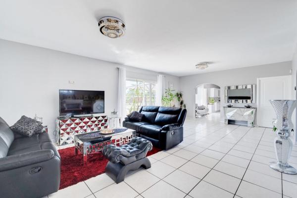 Maison 7 pièce(s) + dépendance, avec piscine sur 7814 m² de terrain