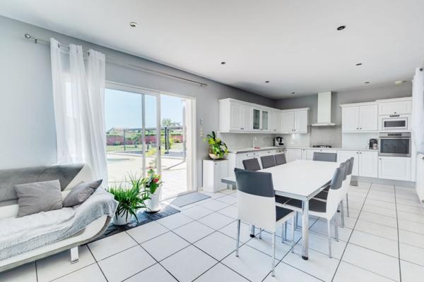 Maison 7 pièce(s) + dépendance, avec piscine sur 7814 m² de terrain