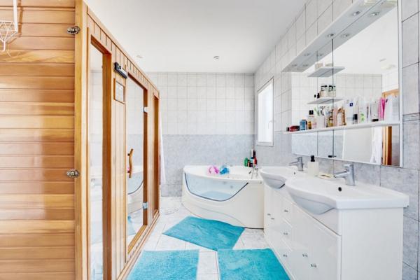 Maison 7 pièce(s) + dépendance, avec piscine sur 7814 m² de terrain