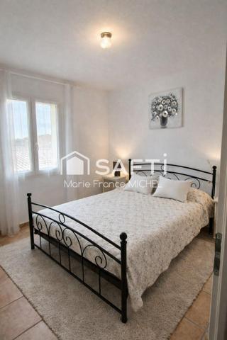 Maison 2 chambres dans petite résidence au calme, à proximité immédiate du centre de L’Isle. Cadre paisible, emplacement recherché, idéale pour vivre ou investir. À découvrir sans tarder.