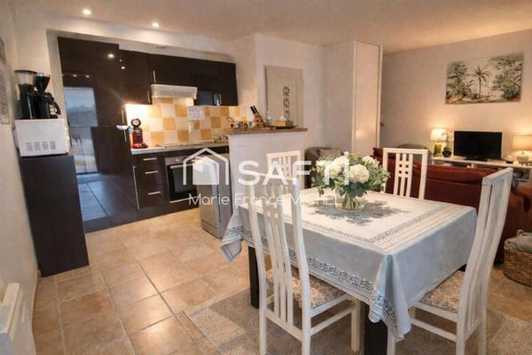 Maison 2 chambres dans petite résidence au calme, à proximité immédiate du centre de L’Isle. Cadre paisible, emplacement recherché, idéale pour vivre ou investir. À découvrir sans tarder.