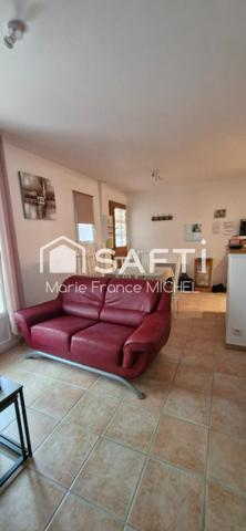 Maison 2 chambres dans petite résidence au calme, à proximité immédiate du centre de L’Isle. Cadre paisible, emplacement recherché, idéale pour vivre ou investir. À découvrir sans tarder.